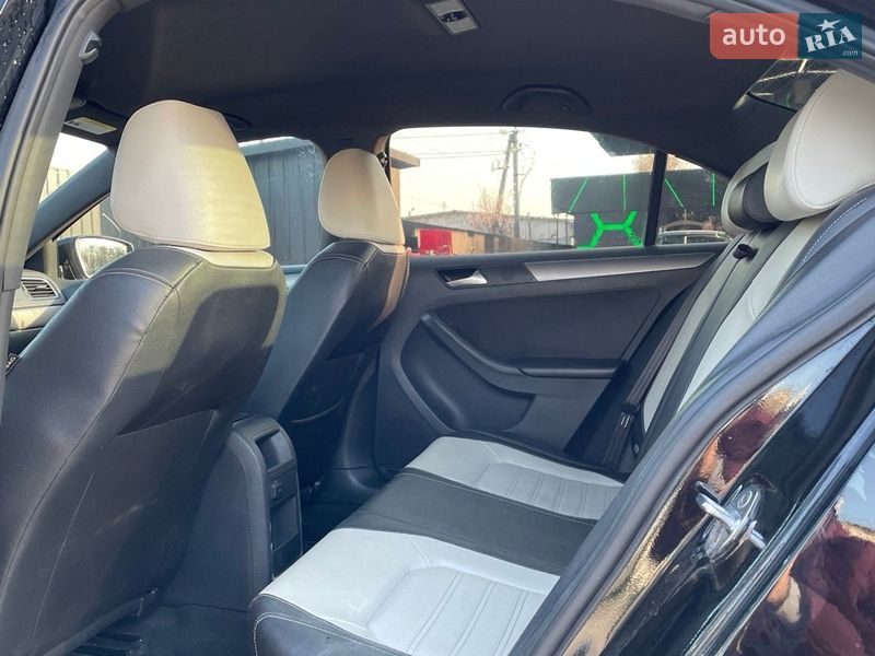 Седан Volkswagen Jetta 2016 в Вишневом фото 15 Седан Volkswagen Jetta 2016 в Вишневом