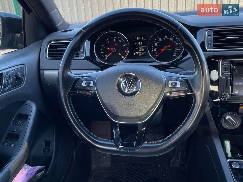 Седан Volkswagen Jetta 2016 в Вишневом фото 20 Седан Volkswagen Jetta 2016 в Вишневом
