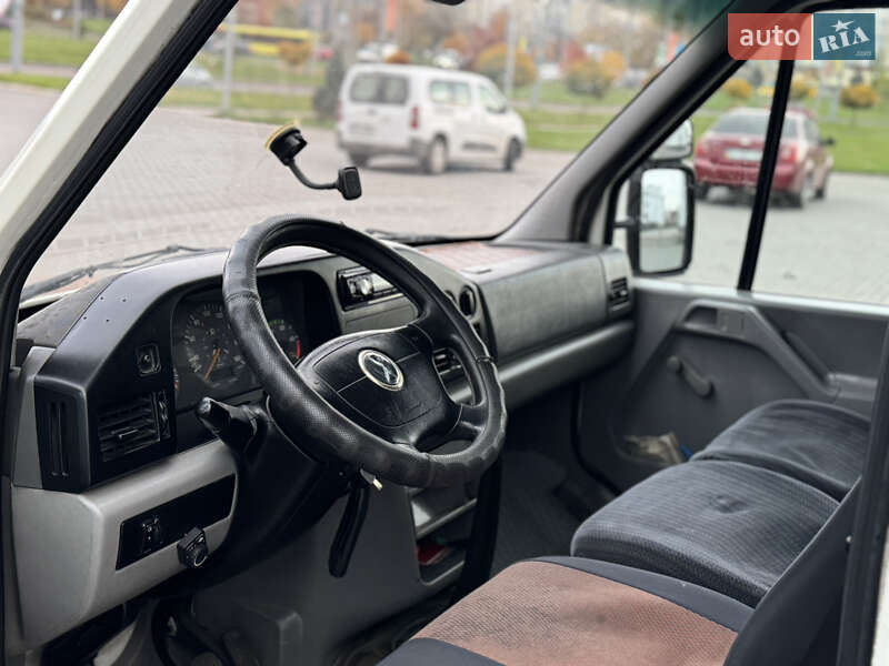 Грузопассажирский фургон Volkswagen LT 2004 в Львове
