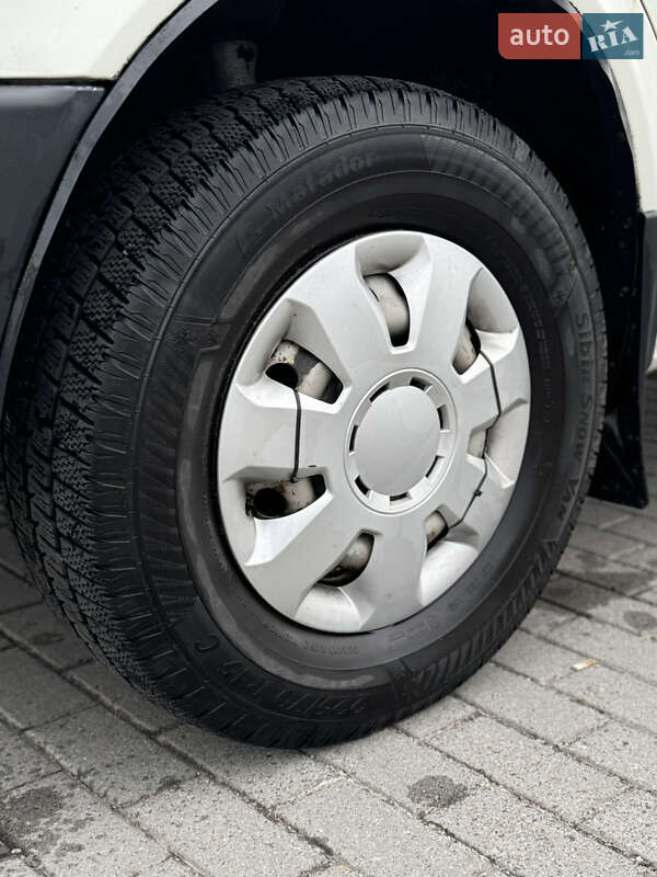 Грузопассажирский фургон Volkswagen LT 2004 в Львове