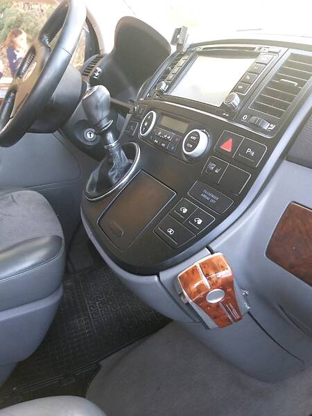 Вантажопасажирський фургон Volkswagen Multivan 2006 в Харкові
