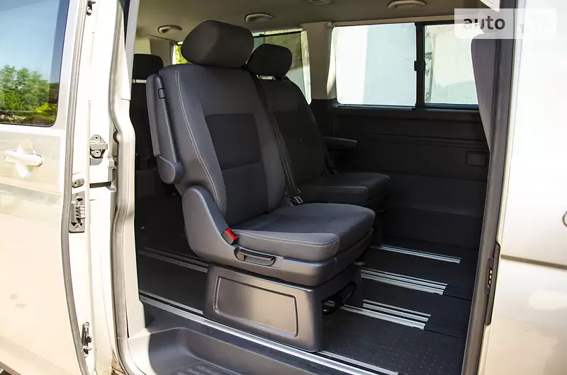Мінівен Volkswagen Multivan 2012 в 