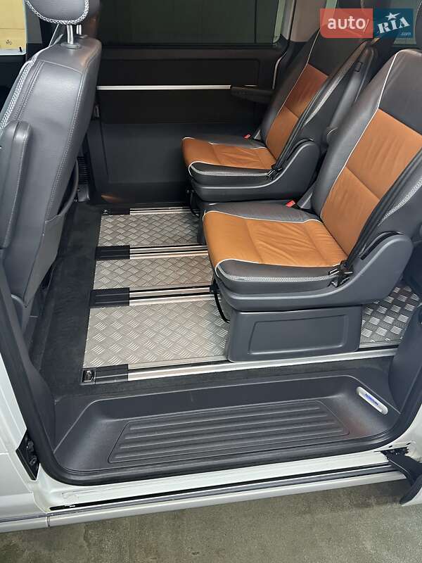 Минивэн Volkswagen Multivan 2013 в Киеве
