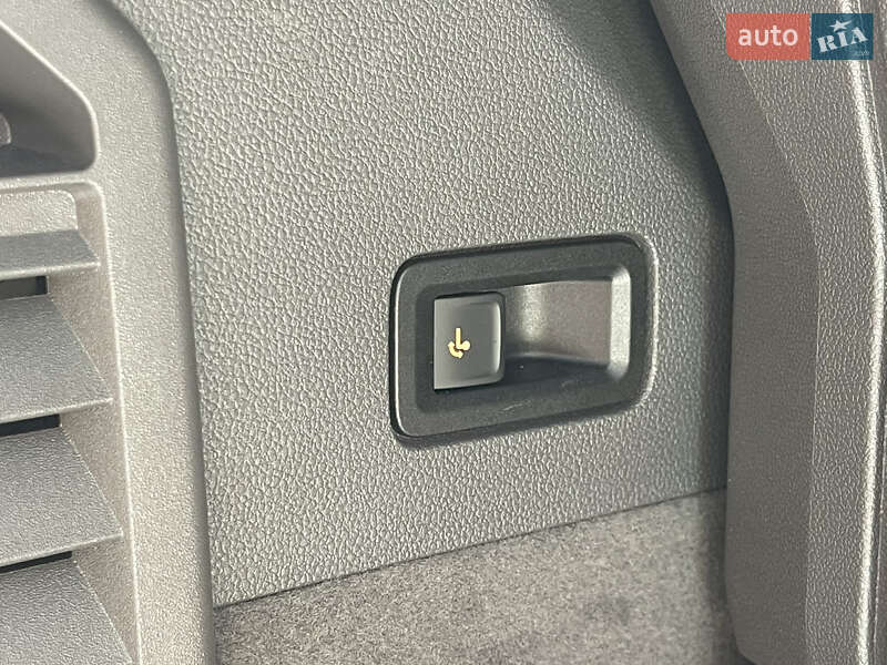 Минивэн Volkswagen Multivan 2023 в Киеве