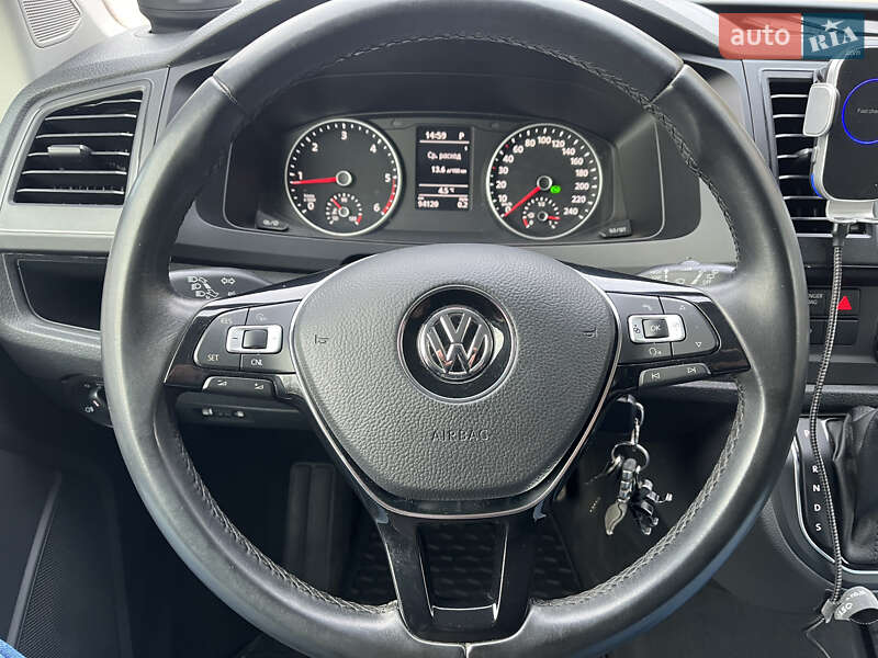 Минивэн Volkswagen Multivan 2017 в Миргороде