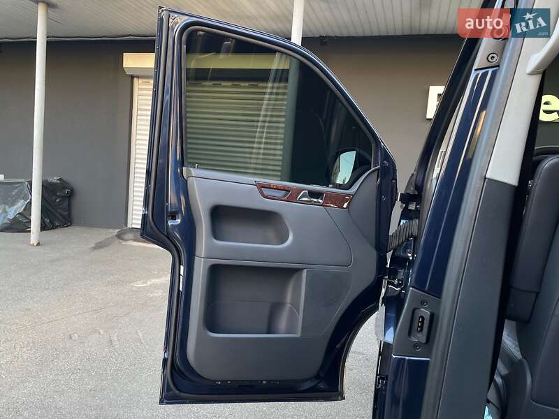 Минивэн Volkswagen Multivan 2015 в Киеве