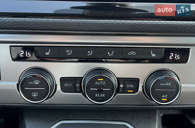 Минивэн Volkswagen Multivan 2020 в 