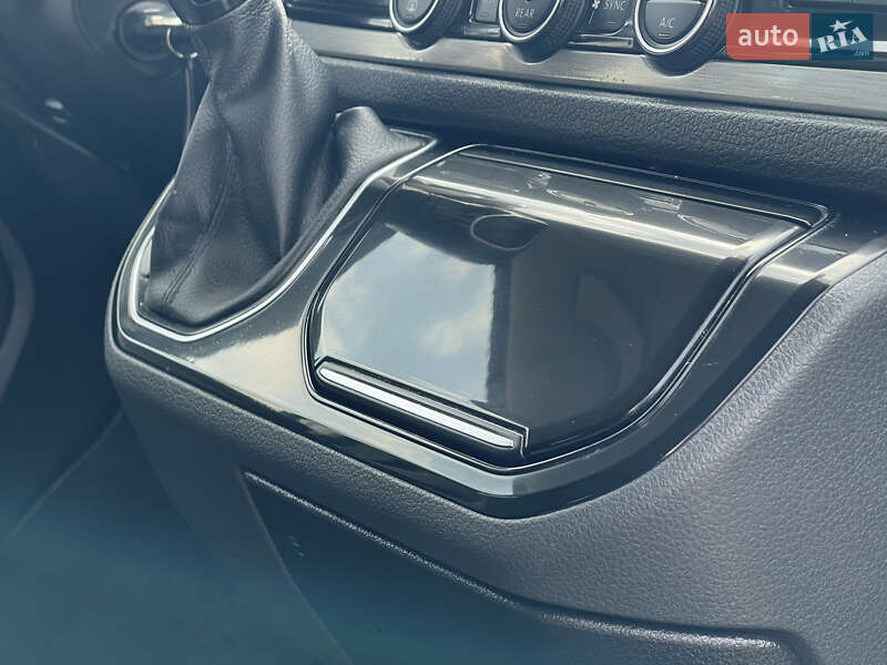 Минивэн Volkswagen Multivan 2018 в Мукачево