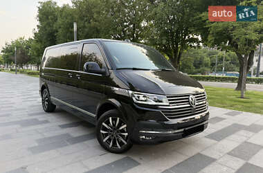 Минивэн Volkswagen Multivan 2023 в 