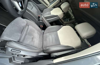 Минивэн Volkswagen Multivan 2023 в 