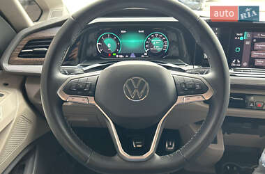 Минивэн Volkswagen Multivan 2023 в 
