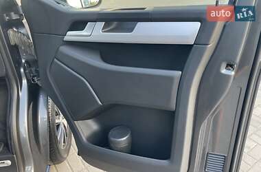 Минивэн Volkswagen Multivan 2017 в 