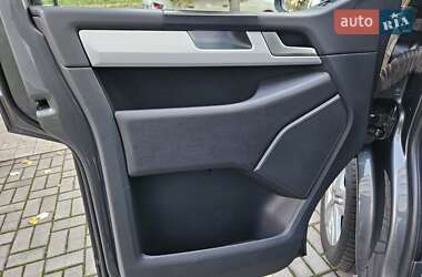Мінівен Volkswagen Multivan 2015 в 