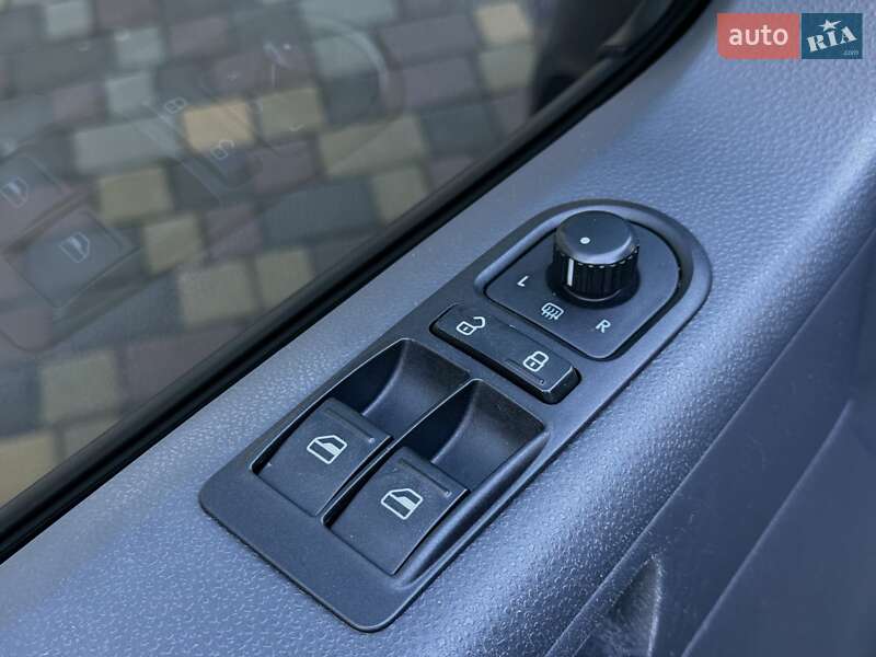 Мінівен Volkswagen Multivan 2013 в Дніпрі