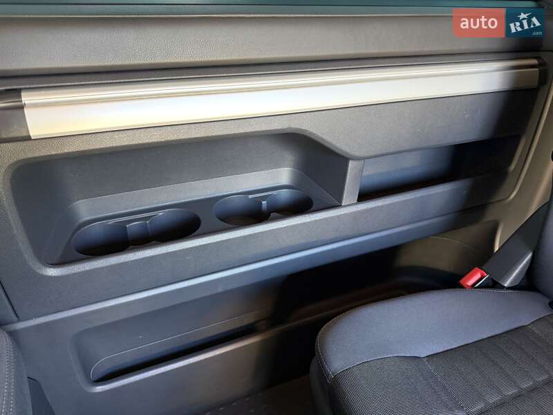 Мінівен Volkswagen Multivan 2013 в Дніпрі