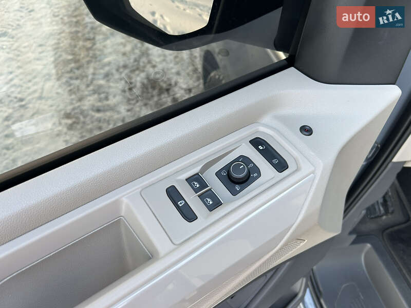 Минивэн Volkswagen Multivan 2023 в Киеве