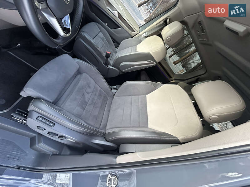 Минивэн Volkswagen Multivan 2023 в Киеве