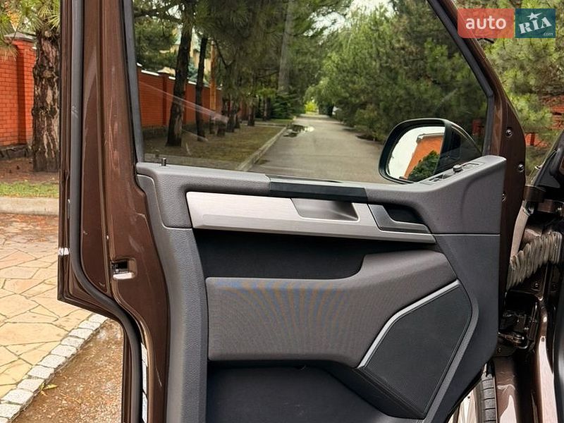 Мінівен Volkswagen Multivan 2017 в Дніпрі