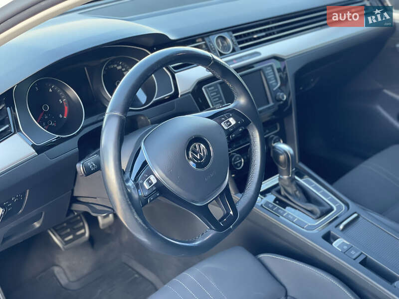 Универсал Volkswagen Passat Alltrack 2015 в Киеве