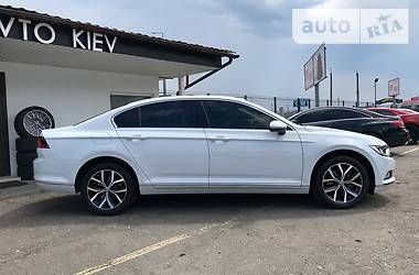 Седан Volkswagen Passat 2015 в Киеве