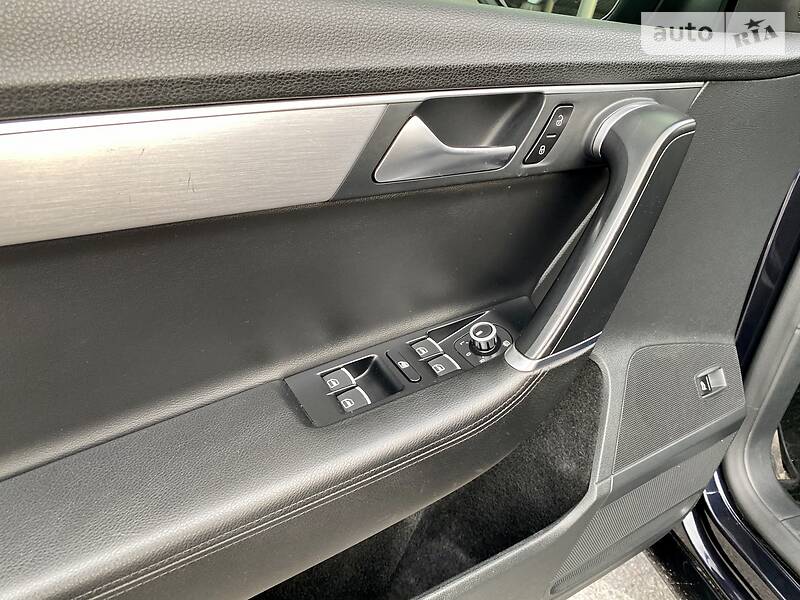 Універсал Volkswagen Passat 2012 в Дніпрі