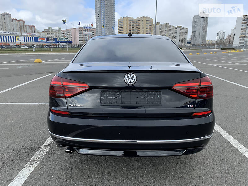 Седан Volkswagen Passat 2018 в Києві