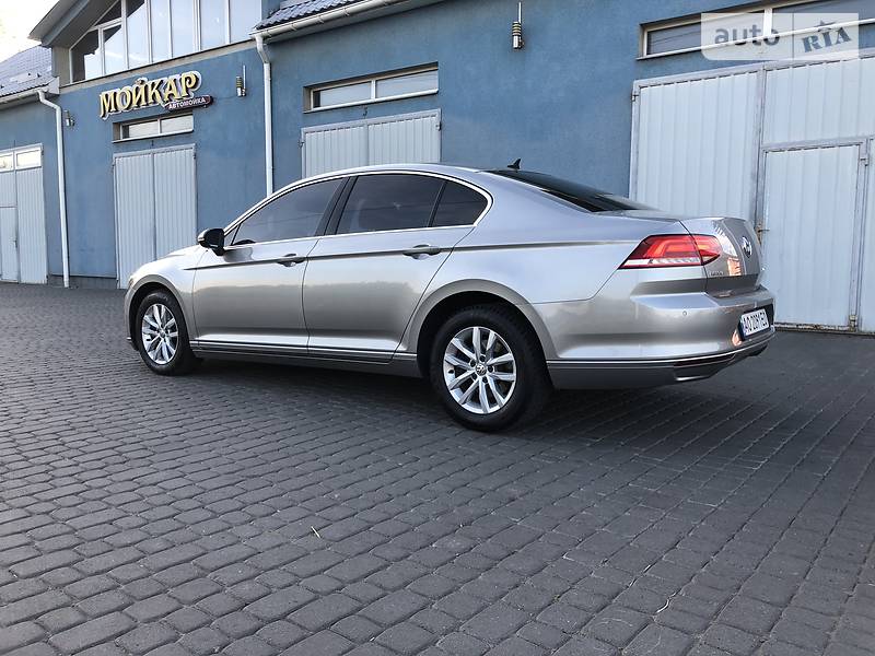 Седан Volkswagen Passat 2015 в Мукачевому