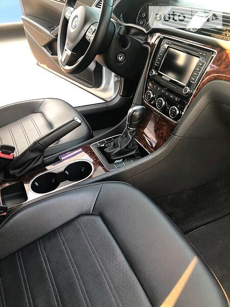 Седан Volkswagen Passat 2012 в Києві
