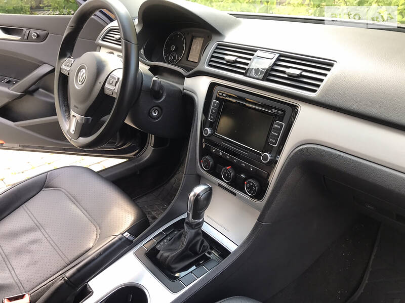 Седан Volkswagen Passat 2013 в Івано-Франківську