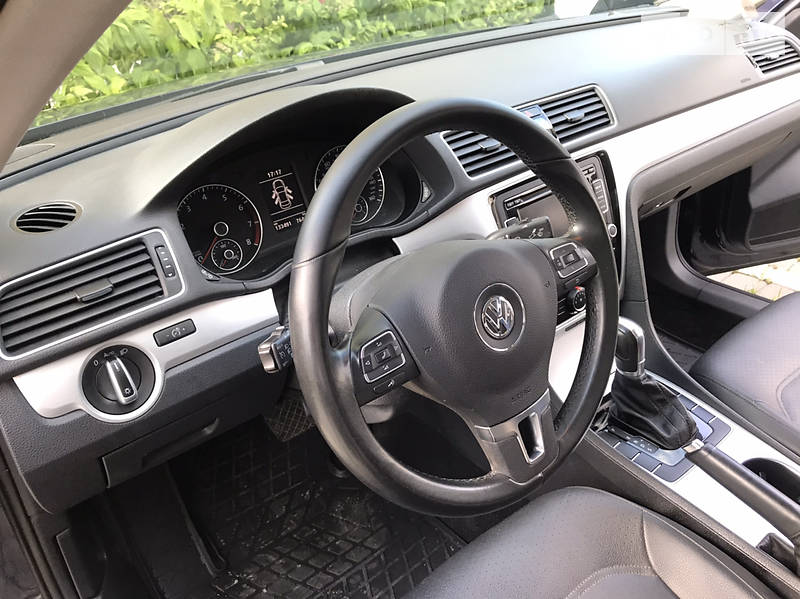 Седан Volkswagen Passat 2013 в Івано-Франківську