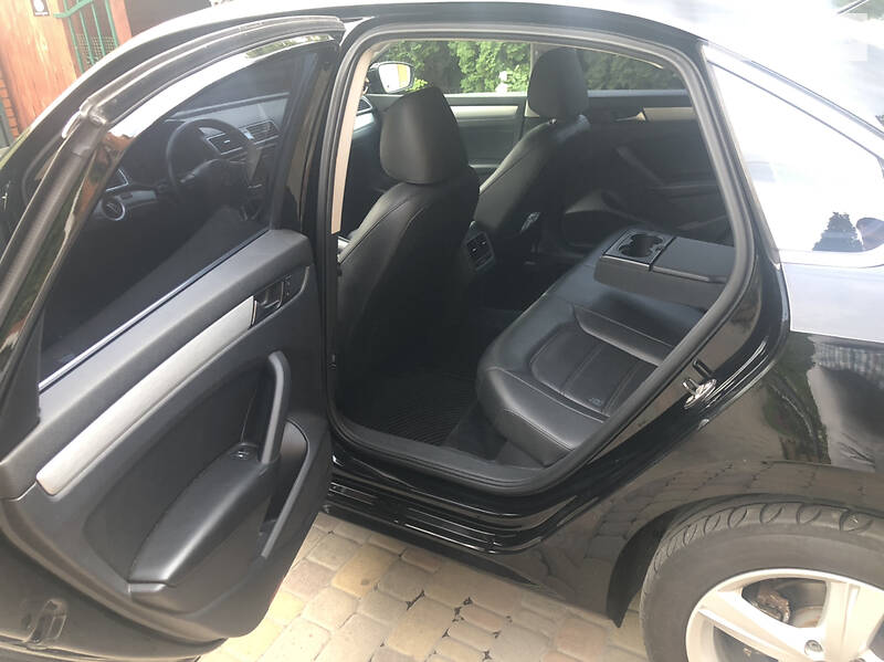 Седан Volkswagen Passat 2012 в Києві