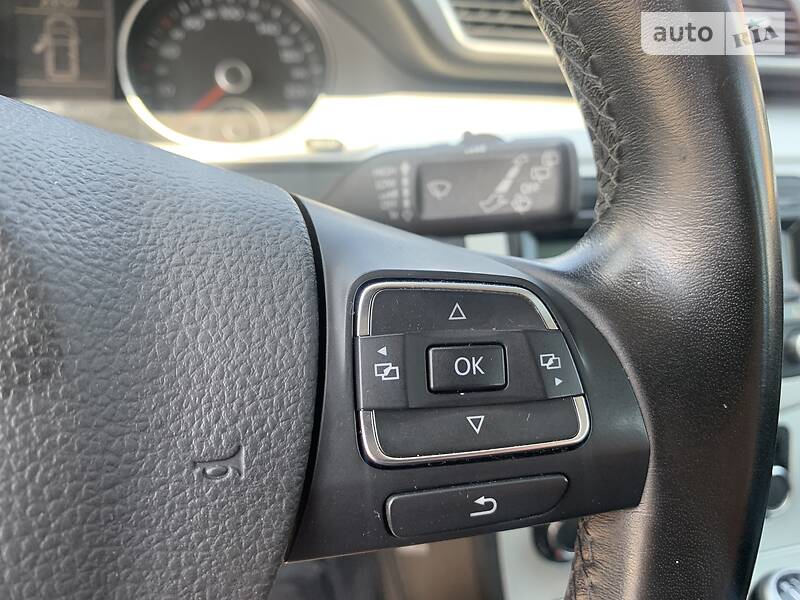 Універсал Volkswagen Passat 2012 в Івано-Франківську