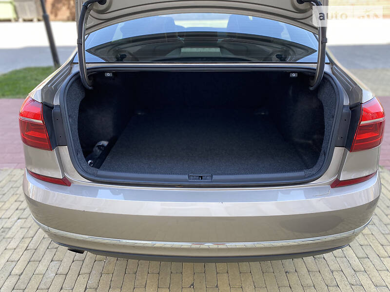 Седан Volkswagen Passat 2016 в Києві