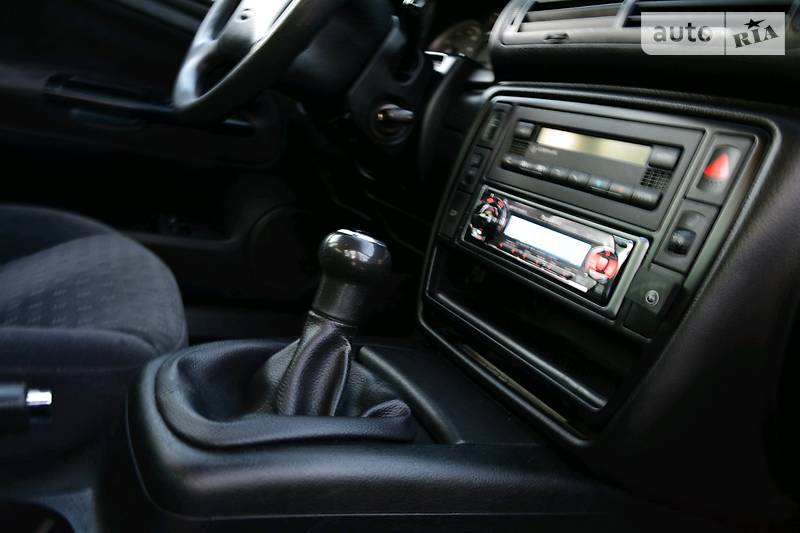 Седан Volkswagen Passat 2002 в Дрогобичі