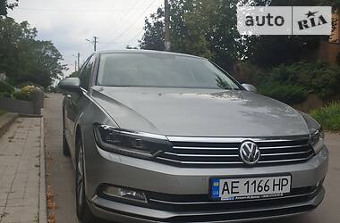 Седан Volkswagen Passat 2015 в Днепре