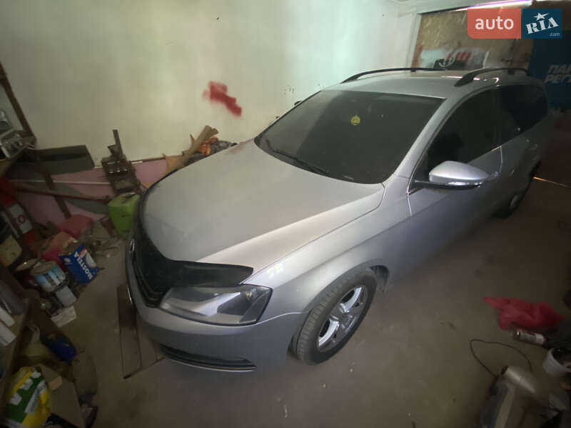 Универсал Volkswagen Passat 2011 в Рени