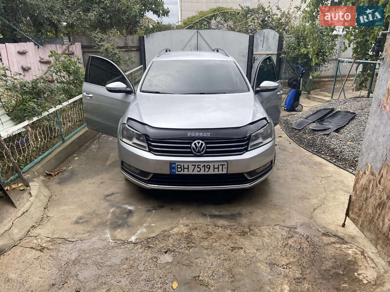 Универсал Volkswagen Passat 2011 в Рени