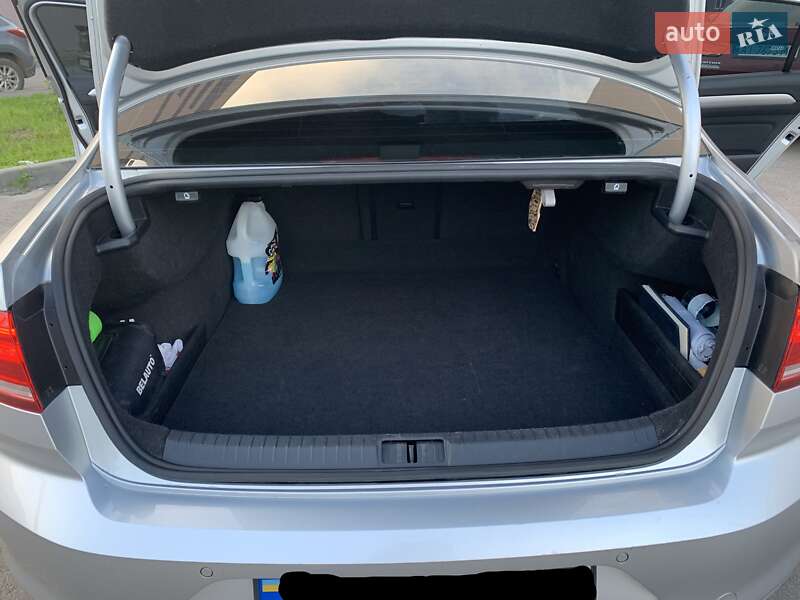 Седан Volkswagen Passat 2014 в 