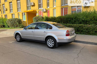 Седан Volkswagen Passat 2002 в Киеве