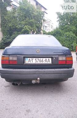 Седан Volkswagen Passat 1990 в Калуші