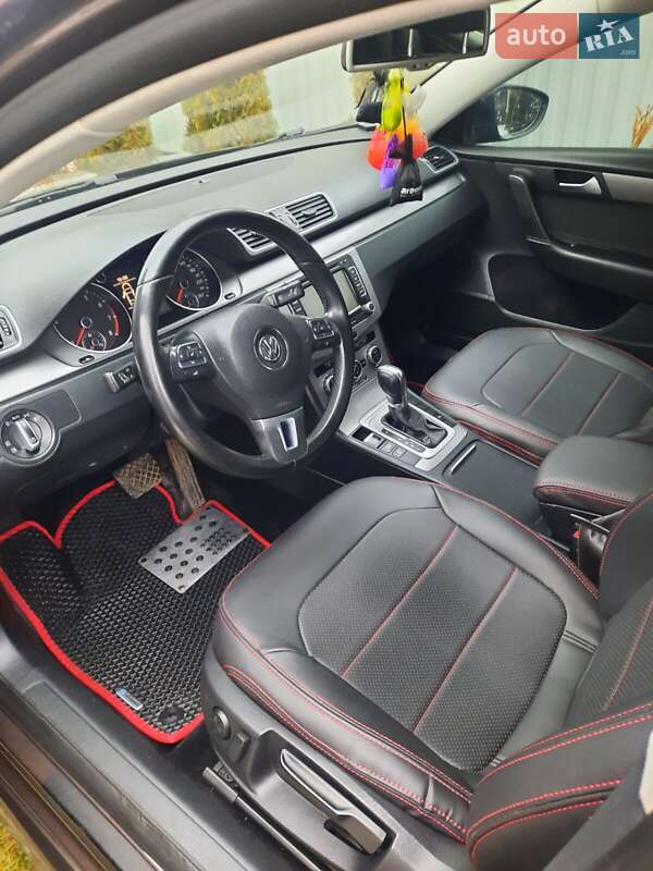 Седан Volkswagen Passat 2012 в Івано-Франківську