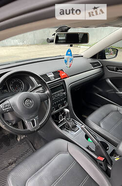 Седан Volkswagen Passat 2013 в Ивано-Франковске