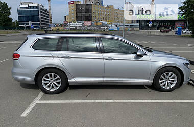 Универсал Volkswagen Passat 2016 в Киеве