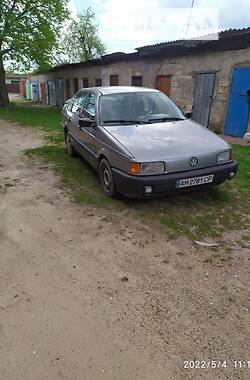 Седан Volkswagen Passat 1990 в Коростене