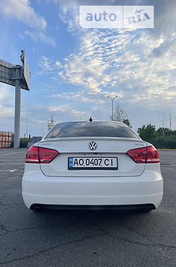Седан Volkswagen Passat 2014 в Ужгороді