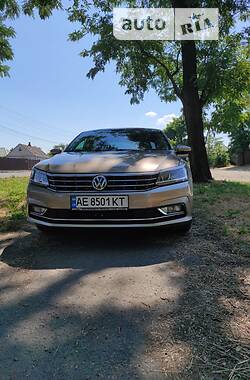 Седан Volkswagen Passat 2016 в Днепре