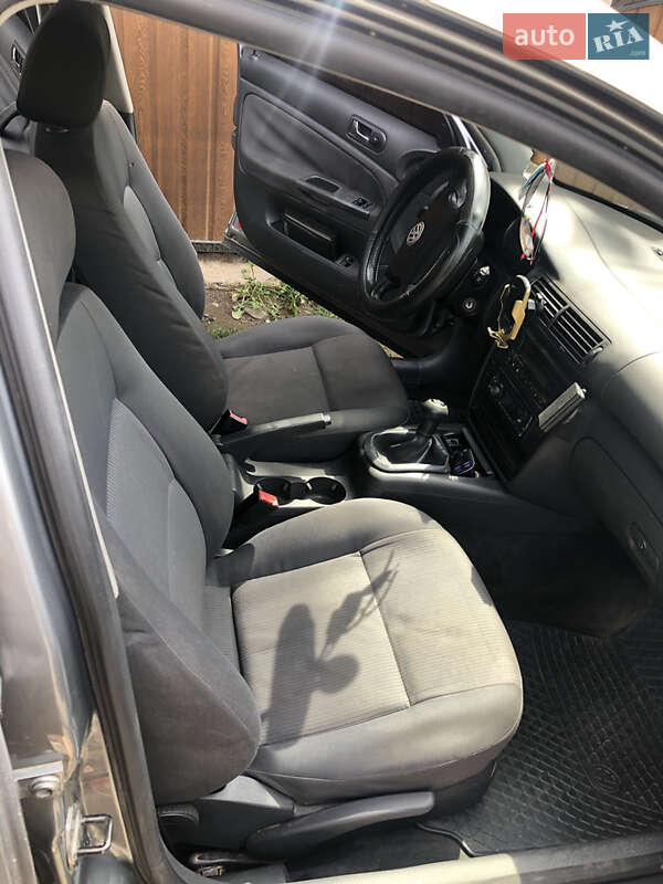 Седан Volkswagen Passat 2004 в Хусте