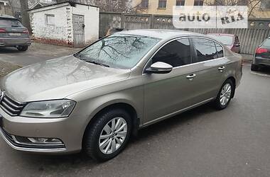 Седан Volkswagen Passat 2013 в Киеве