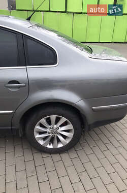 Седан Volkswagen Passat 2003 в Ужгороді