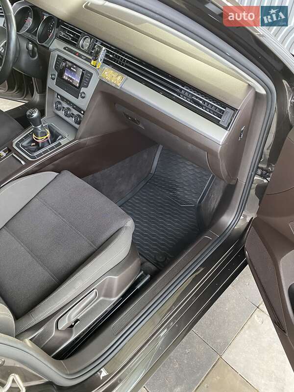 Седан Volkswagen Passat 2015 в Хмельницькому